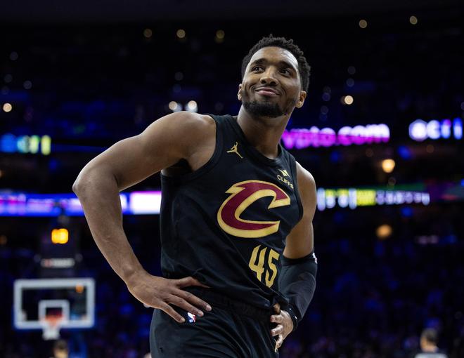 青岛队轻取热火，米切尔点燃赛场