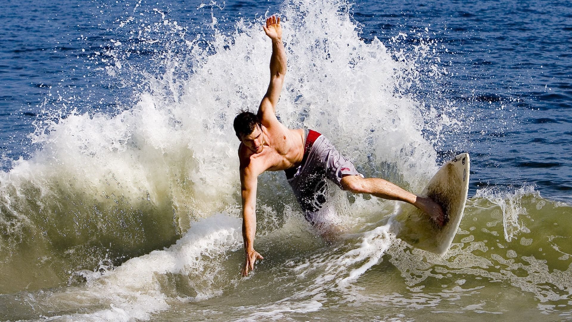 鹈鹕逆转独行侠，米切尔欧冠接管，跨越体育的逆转与主宰时刻