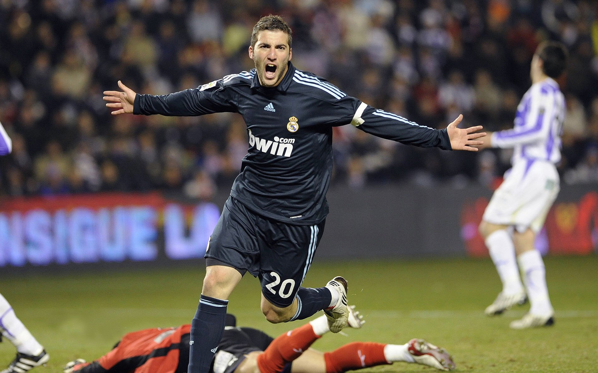 德布劳内生涯之夜导演全局,莱比锡红牛战术完胜希腊劲旅