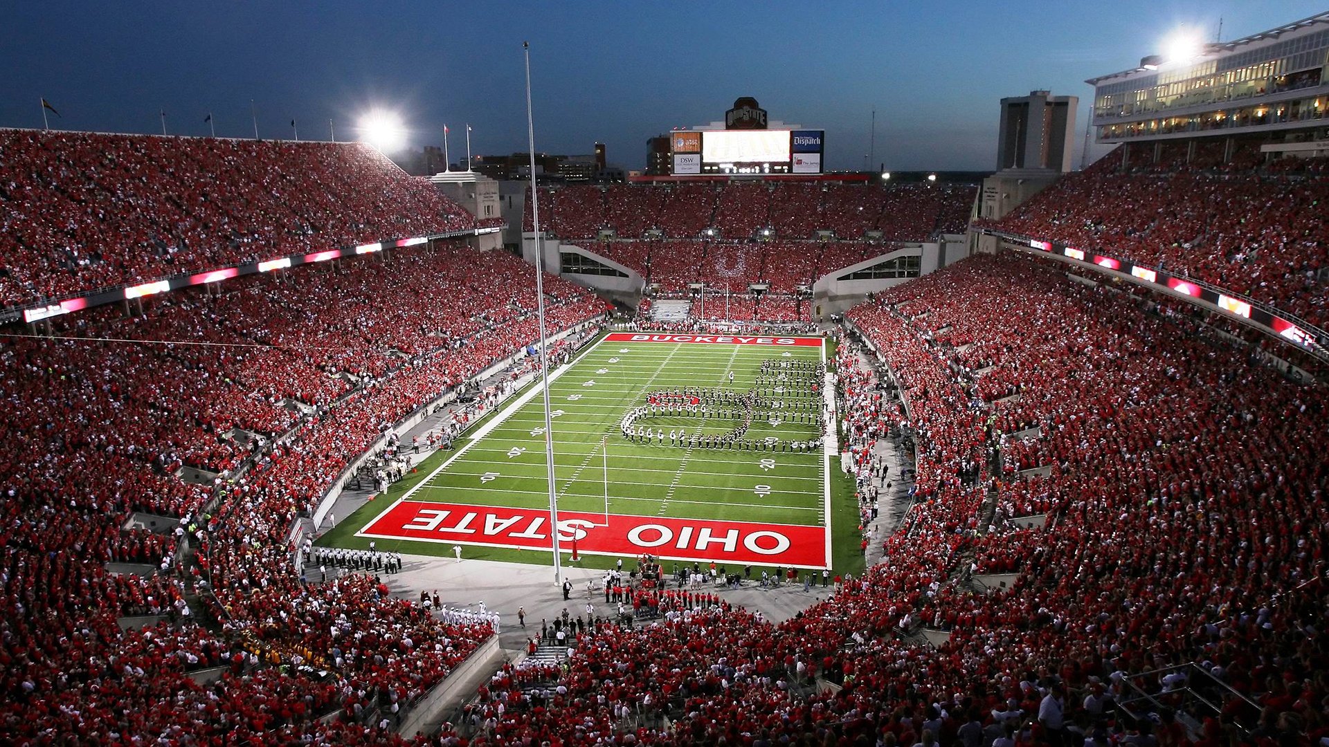 红魔铁链锁雄鹰，莱万引擎驱动团队交响曲—论现代足球的攻防艺术