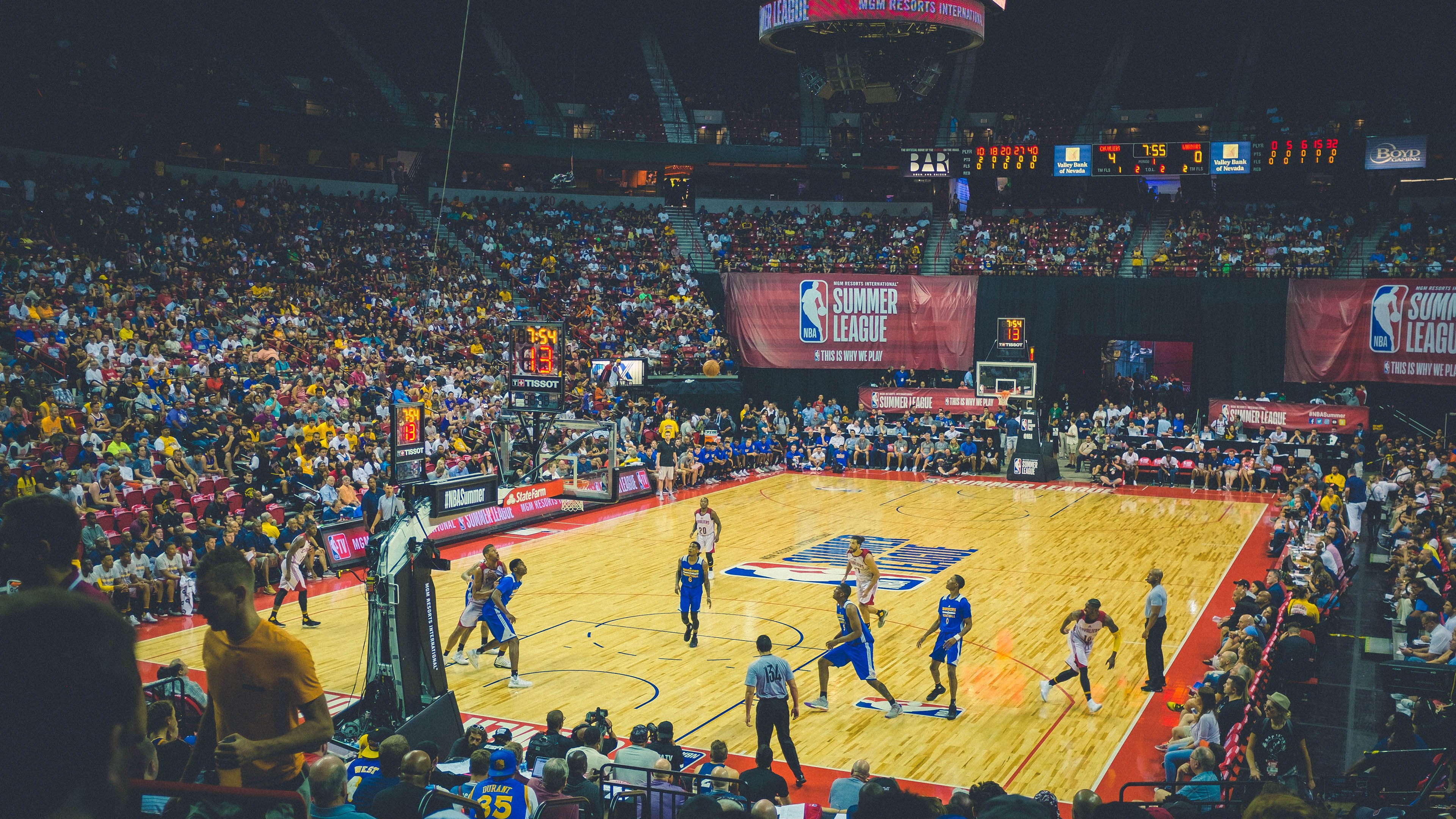 拉文状态火热如烈焰，吉林队全面碾压新疆队展现团队篮球之美